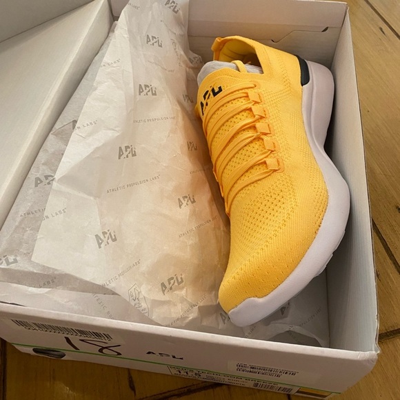 APL Men’s Yellow Techloom Breeze Athletic Sneakers Marigold Lightweight NEW 11.5 - Picture 1 of 16